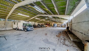 Villa op landelijke ligging met loodsen en weiland vlakbij Damse Vaart