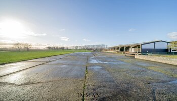 Villa op landelijke ligging met loodsen en weiland vlakbij Damse Vaart