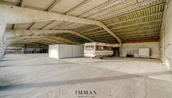 Villa op landelijke ligging met loodsen en weiland vlakbij Damse Vaart