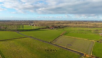 Villa op landelijke ligging met loodsen en weiland vlakbij Damse Vaart