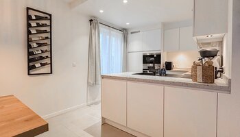 Appartement entièrement rénové de 2 chambres au rez-de-chaussée 