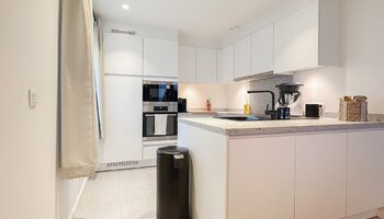 Appartement entièrement rénové de 2 chambres au rez-de-chaussée 