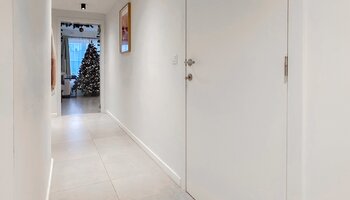 Appartement entièrement rénové de 2 chambres au rez-de-chaussée 