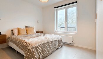 Appartement entièrement rénové de 2 chambres au rez-de-chaussée 