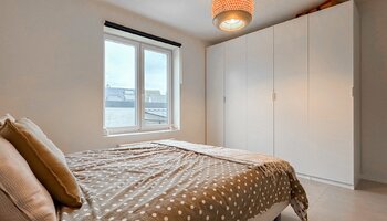 Appartement entièrement rénové de 2 chambres au rez-de-chaussée 