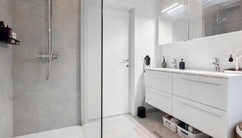 Appartement entièrement rénové de 2 chambres au rez-de-chaussée 