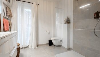 Appartement entièrement rénové de 2 chambres au rez-de-chaussée 