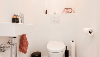 Appartement entièrement rénové de 2 chambres au rez-de-chaussée 