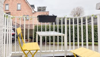 Appartement entièrement rénové de 2 chambres au rez-de-chaussée 