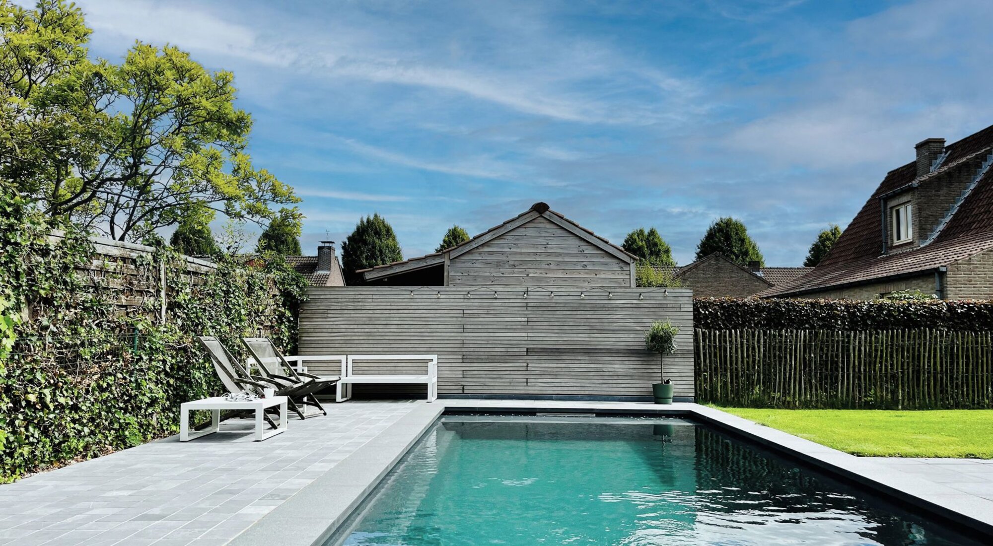 Vrijstaande villa met zwembad en zongerichte tuin