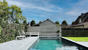 Vrijstaande villa met zwembad en zongerichte tuin