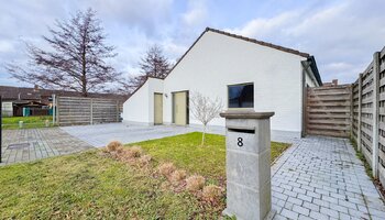 Vrijstaande villa met zwembad en zongerichte tuin