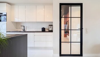 Vrijstaande villa met zwembad en zongerichte tuin