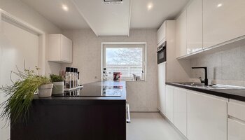 Vrijstaande villa met zwembad en zongerichte tuin