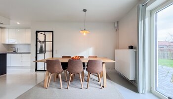 Vrijstaande villa met zwembad en zongerichte tuin