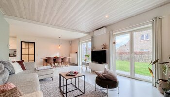 Vrijstaande villa met zwembad en zongerichte tuin