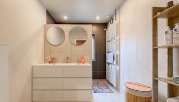 Vrijstaande villa met zwembad en zongerichte tuin