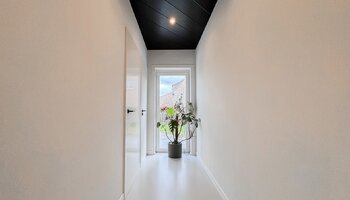 Vrijstaande villa met zwembad en zongerichte tuin