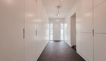 Vrijstaande villa met zwembad en zongerichte tuin