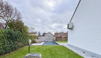 Vrijstaande villa met zwembad en zongerichte tuin