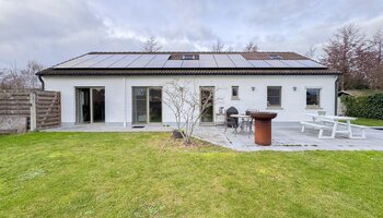 Vrijstaande villa met zwembad en zongerichte tuin