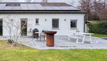 Vrijstaande villa met zwembad en zongerichte tuin