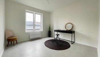 Appartement entièrement rénové de 2 chambres au rez-de-chaussée 