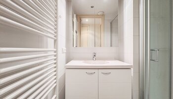 Appartement récent (2005) avec 1CH et terrasse ensoleillée orientée sud, situé au centre près de la Lippenslaan, du lac Zegemeer et de la plage.