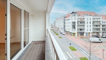 Appartement récent (2005) avec 1CH et terrasse ensoleillée orientée sud, situé au centre près de la Lippenslaan, du lac Zegemeer et de la plage.