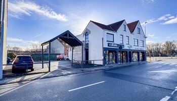 Kantoor met vergaderzaal en parking op commerciële ligging