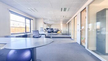 Kantoor met vergaderzaal en parking op commerciële ligging