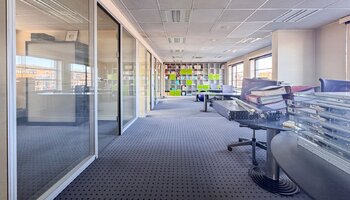 Kantoor met vergaderzaal en parking op commerciële ligging