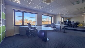 Kantoor met vergaderzaal en parking op commerciële ligging