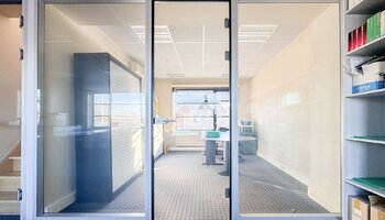 Kantoor met vergaderzaal en parking op commerciële ligging