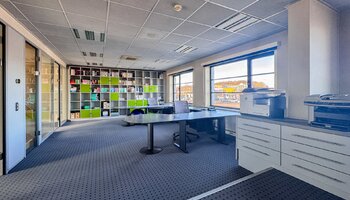 Kantoor met vergaderzaal en parking op commerciële ligging