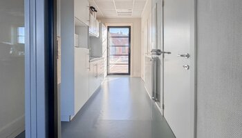 Kantoor met vergaderzaal en parking op commerciële ligging