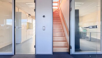 Kantoor met vergaderzaal en parking op commerciële ligging