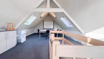 Kantoor met vergaderzaal en parking op commerciële ligging