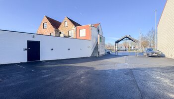 Kantoor met vergaderzaal en parking op commerciële ligging
