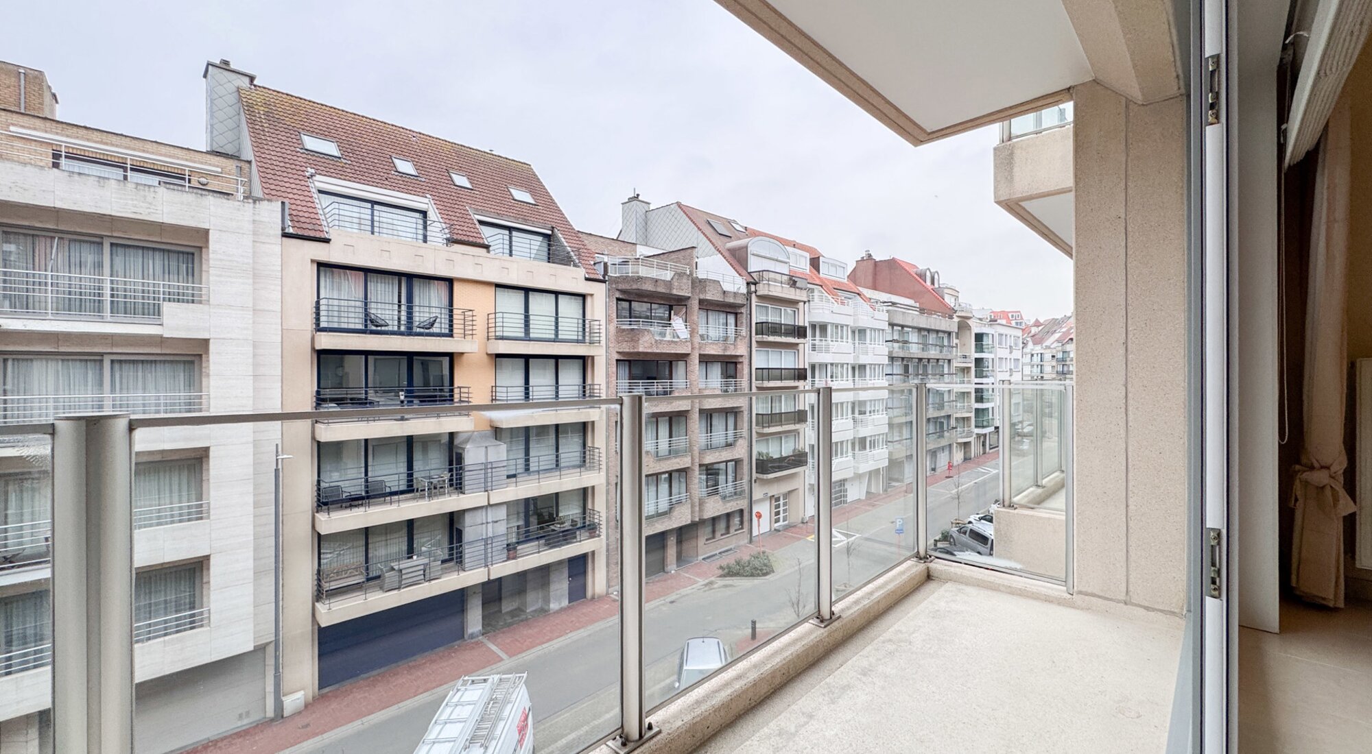 Spacieux appartement de 2 chambres avec une façade de 6,5 m de large, situé près de la place Rubens et de la mer.