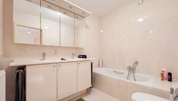 Ruim 2SLK- appartement met een gevelbreedte van 6,5 m gelegen nabij het Rubensplein en de zee