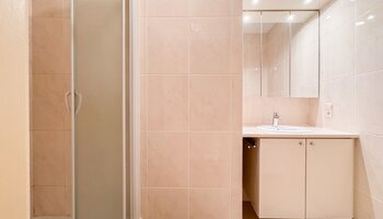 Ruim 2SLK- appartement met een gevelbreedte van 6,5 m gelegen nabij het Rubensplein en de zee