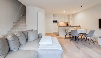 Recente (2013) penthouse met 2 ruime&zonnige terrassen gelegen in een doodlopende straat nabij Lippenslaan