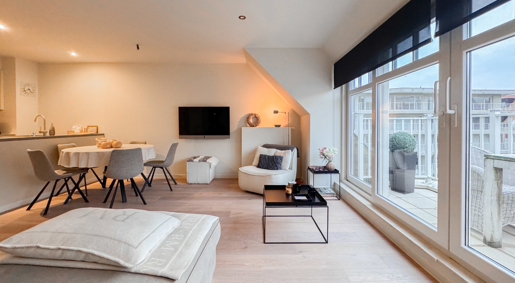 Recente (2013) penthouse met 2 ruime&zonnige terrassen gelegen in een doodlopende straat nabij Lippenslaan