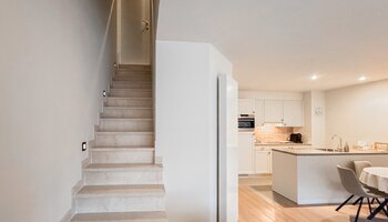 Recente (2013) penthouse met 2 ruime&zonnige terrassen gelegen in een doodlopende straat nabij Lippenslaan