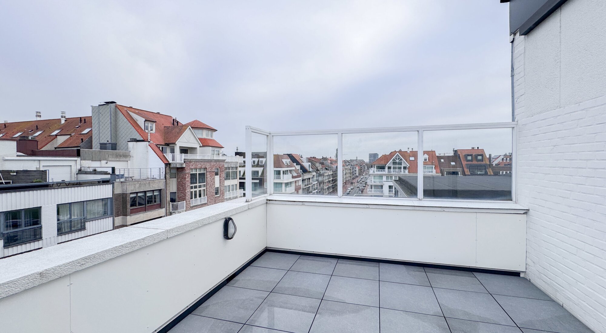 Studio rénové avec grande terrasse (+-13 m²) dans le centre, à quelques pas de la mer.