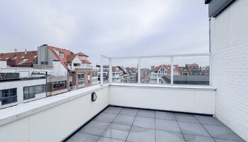 Studio rénové avec grande terrasse (+-13 m²) dans le centre, à quelques pas de la mer.