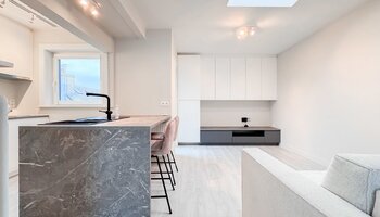 Studio rénové avec grande terrasse (+-13 m²) dans le centre, à quelques pas de la mer.