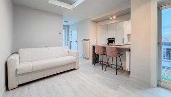 Studio rénové avec grande terrasse (+-13 m²) dans le centre, à quelques pas de la mer.