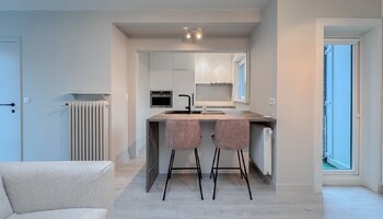 Studio rénové avec grande terrasse (+-13 m²) dans le centre, à quelques pas de la mer.